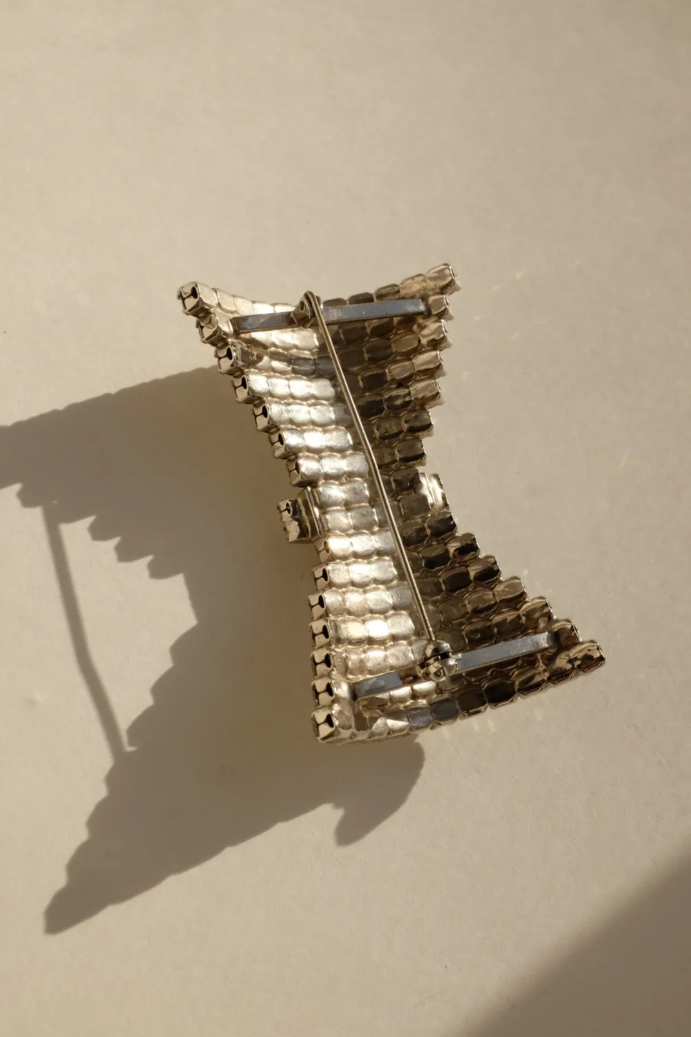 BOW TIE VINTAGE BROOCH